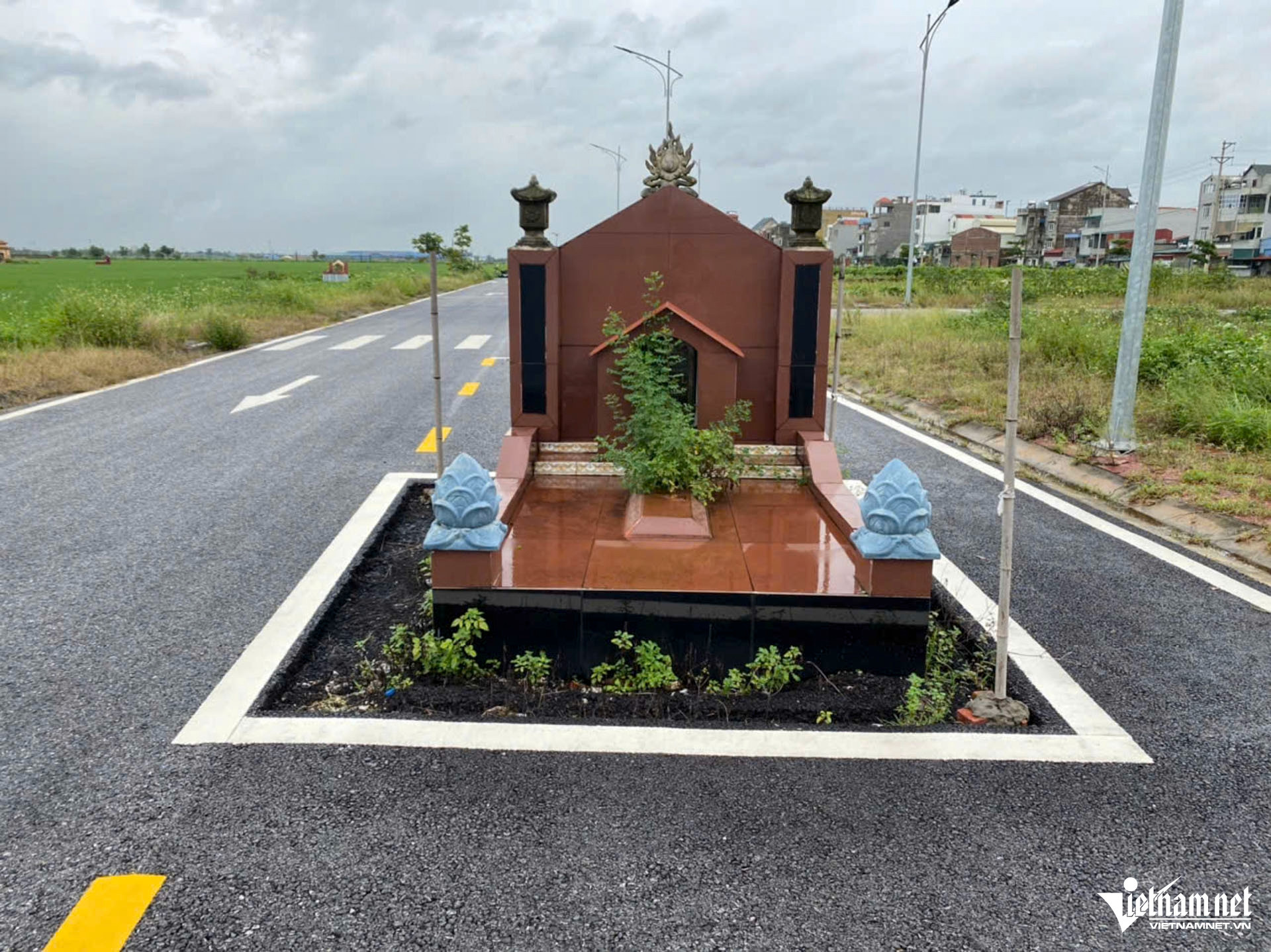 W-mộ giữa đường_1.JPG.jpg