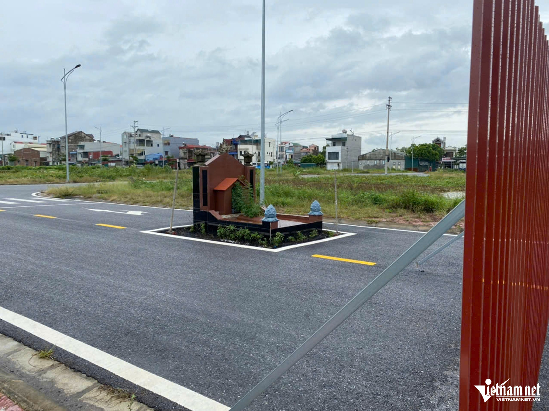 W-mộ giữa đường.JPG.jpg