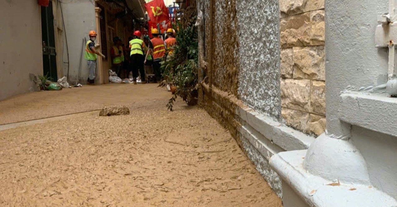 Mud eruption in Hanoi alley triggers evacuation of households
