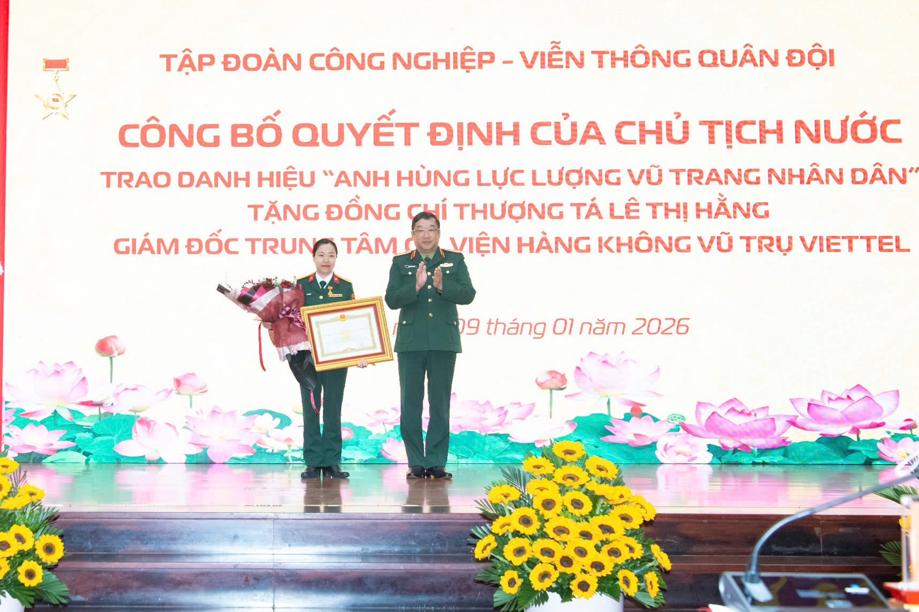 Le Thi Hang hang khong vu tru.jpg
