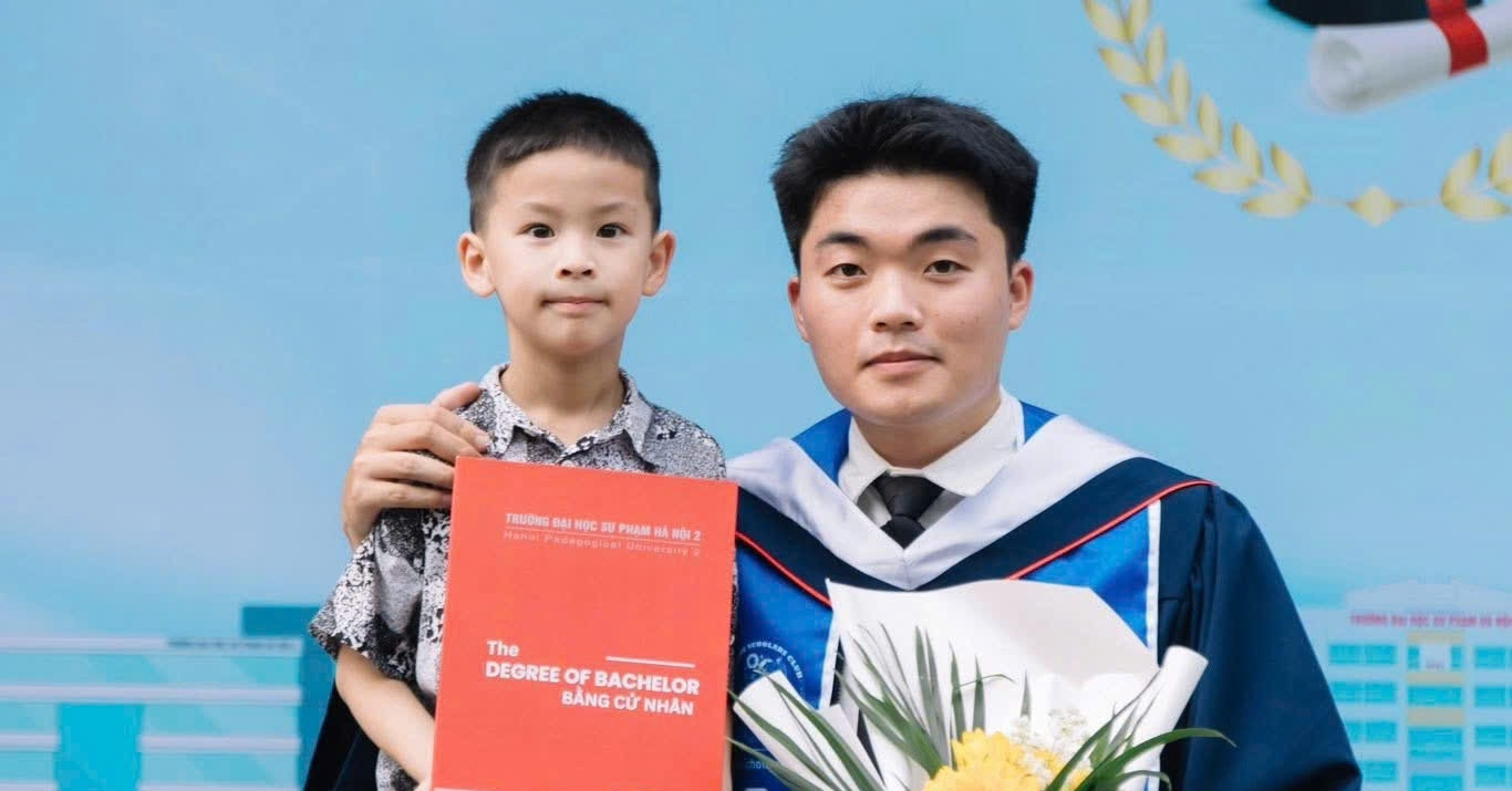 Raising a child while studying, he still graduated top of his class
