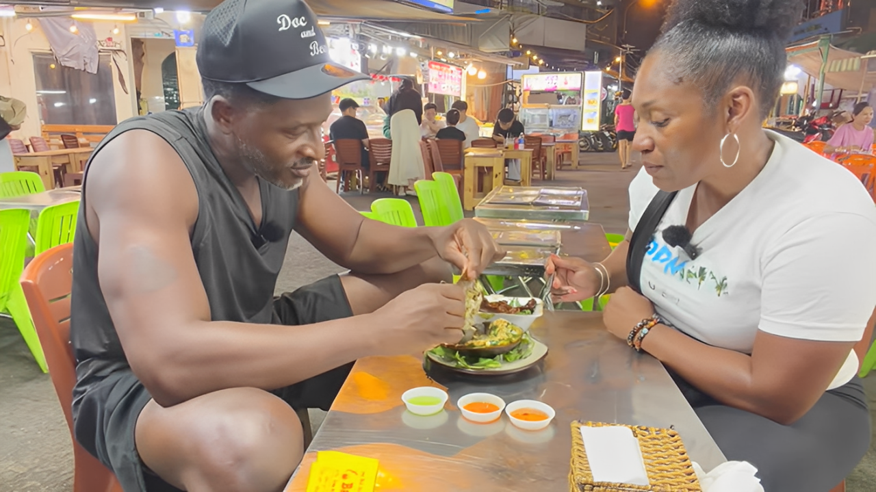 khach My trai nghiem mon sam nuong 2 (1).png