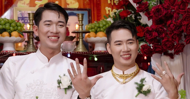 Two grooms celebrate lavish wedding with family blessings and golden gifts