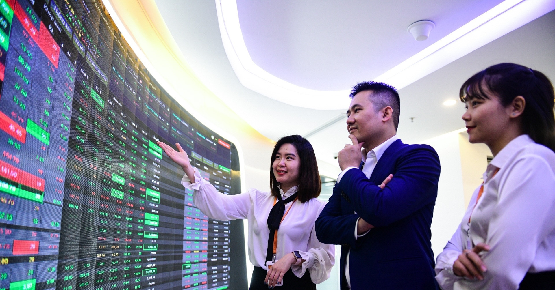 Vietnam’s stock market hits all-time high as VN-Index tops 1,900