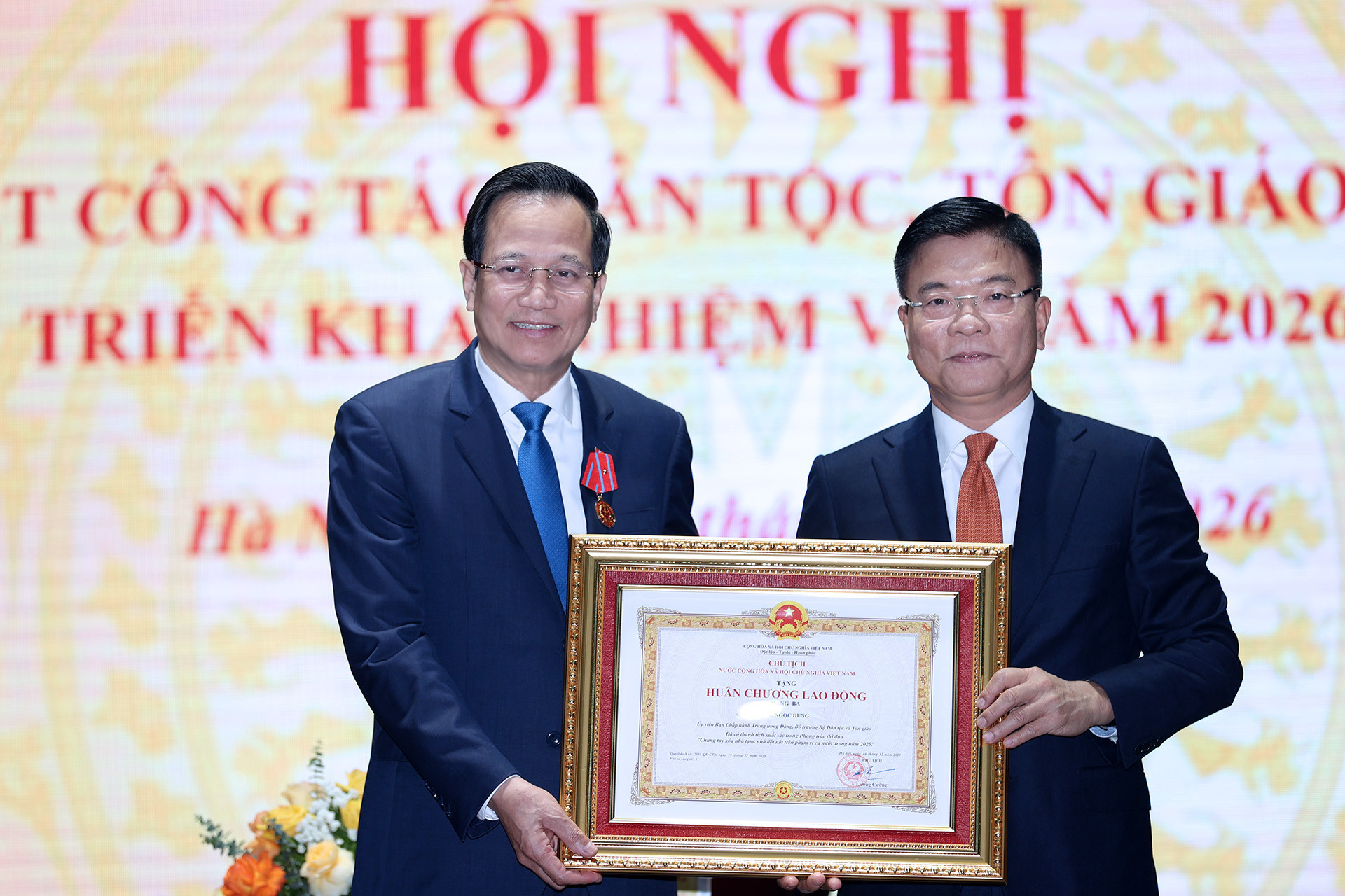 Phó Thủ tướng Lê Thành Long trao Huân chương Lao động Hạng Ba cho Bộ trưởng Bộ Dân tộc và Tôn giáo Đào Ngọc Dung về thành tích xuất sắc trong phong trào thi đua chung tay xóa nhà tạm, nhà dột nát trên phạm vi cả nước năm 2025.jpg