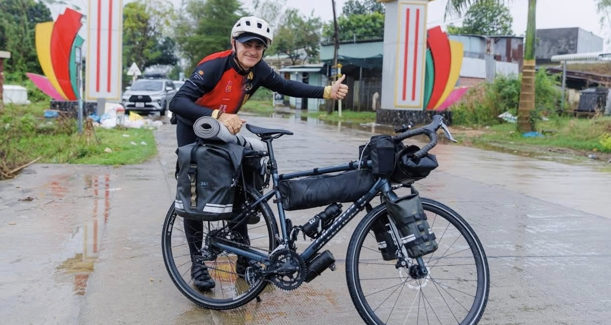 Spanish man cycles over 22,000km to Vietnam in tribute to late father