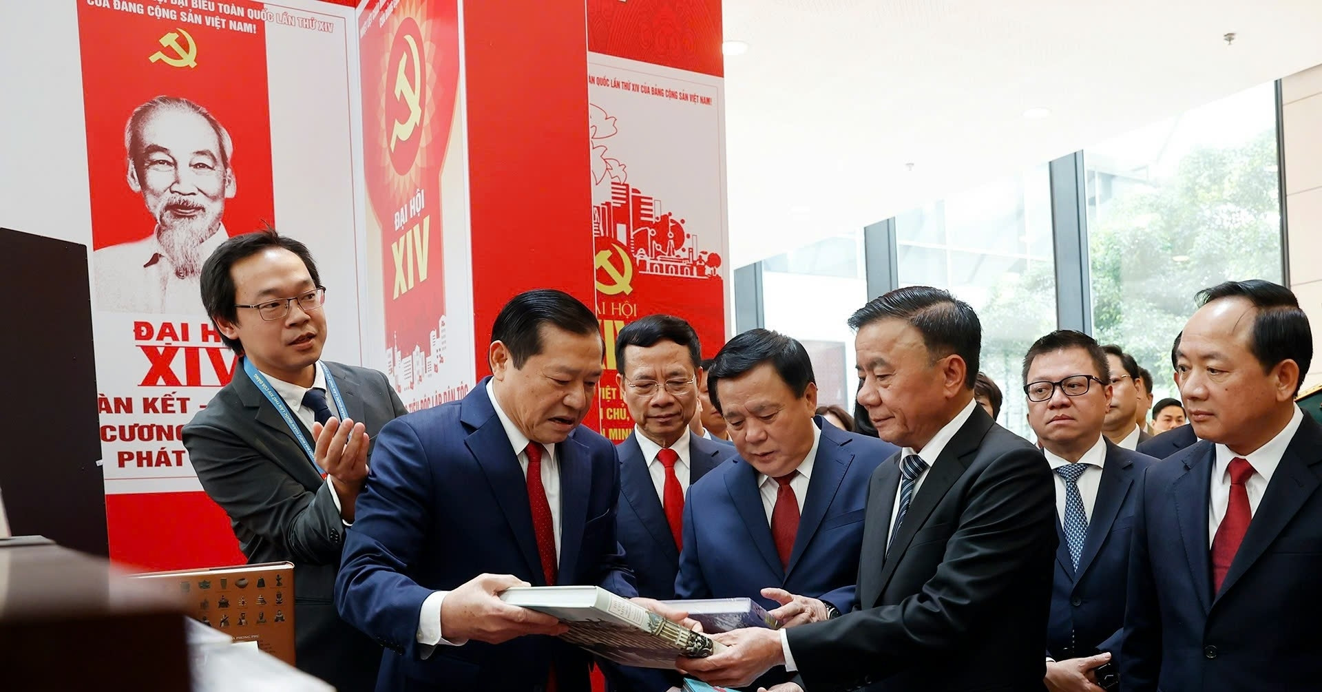 Vietnam launches press center for 14th National Party Congress