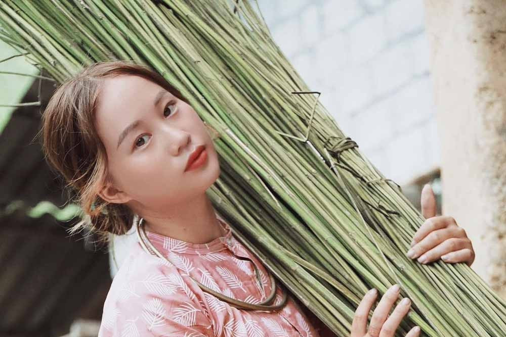 Young Mong woman introduces H’mong linen products to the world