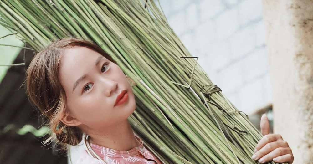 Young Mong woman introduces H&rsquo;mong linen products to the world