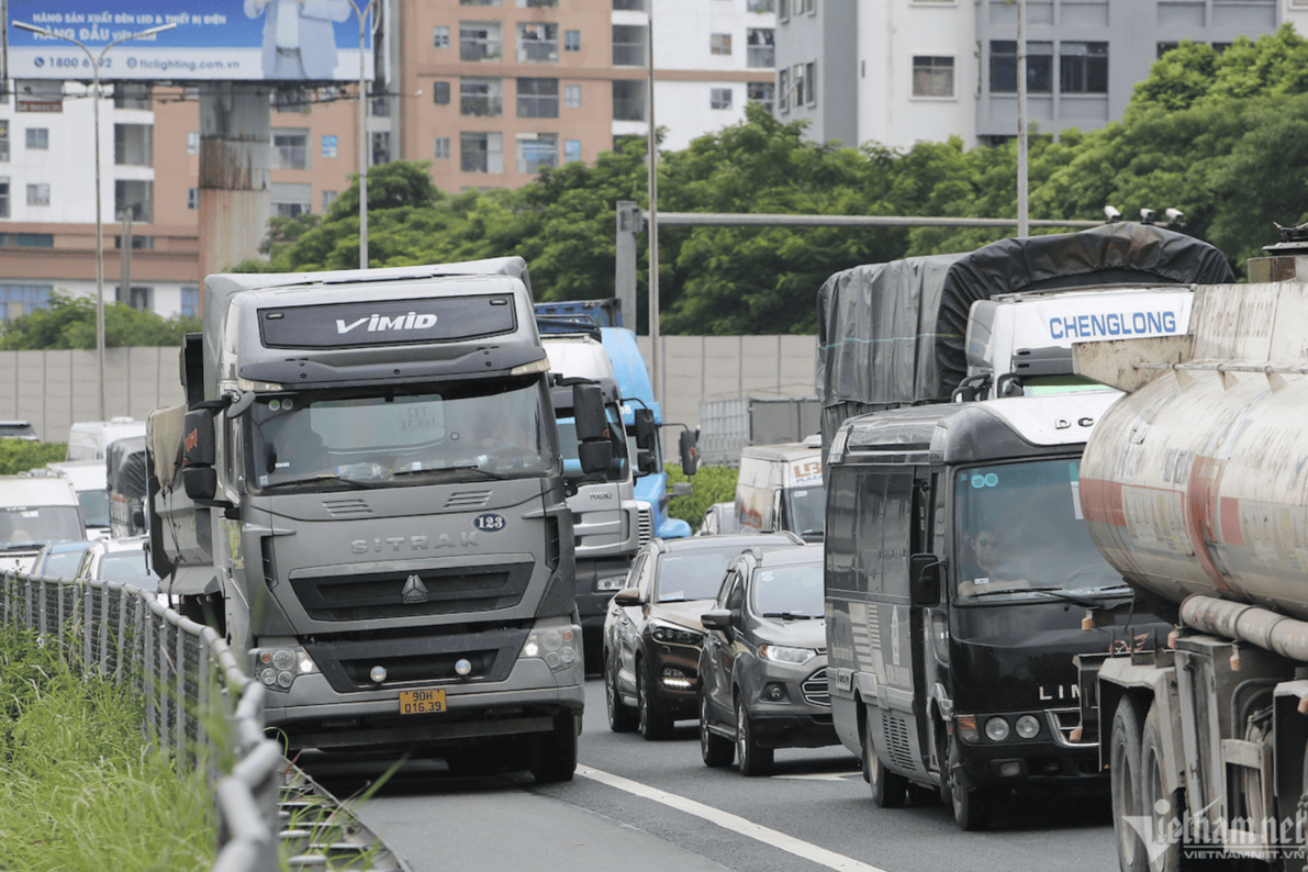 Hanoi bans trucks weighing over 2 tons from entering inner city during daytime