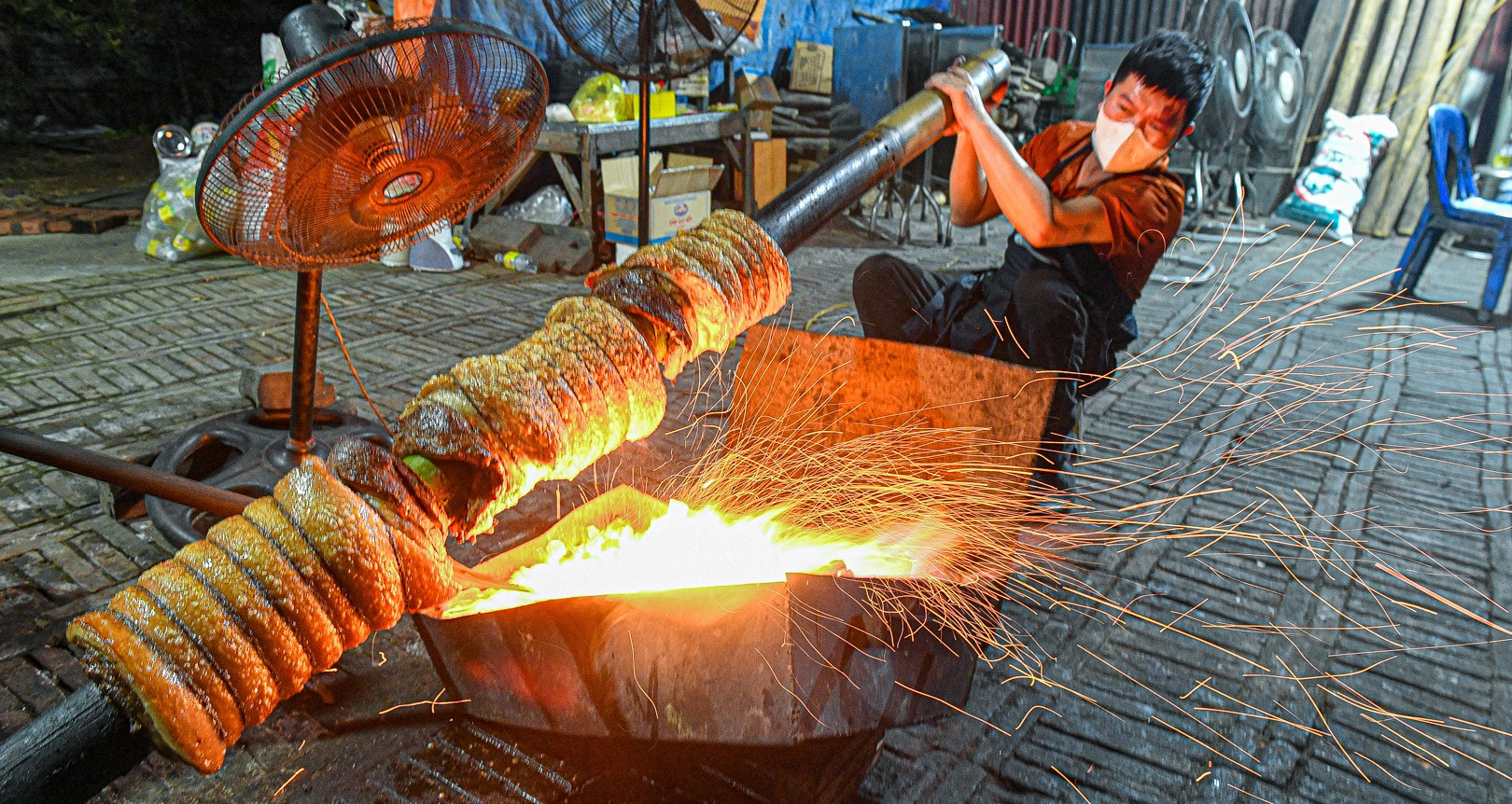 Hanoi delicacy with crispy skin like rice paper sells out by sunrise
