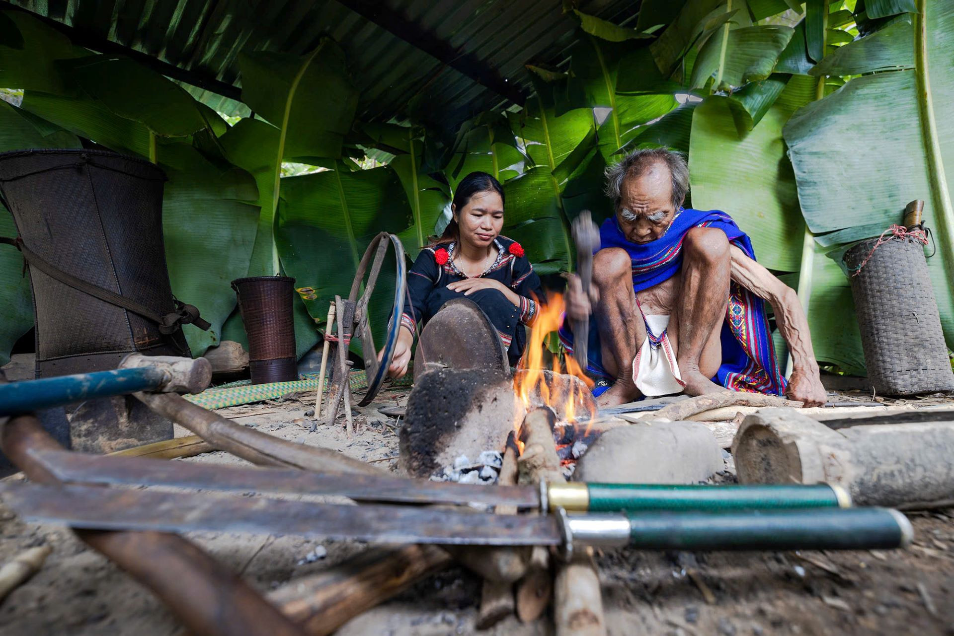 Tuổi cao, sức yếu nhưng nghệ nhân A Gíp vẫn thường xuyên giữ