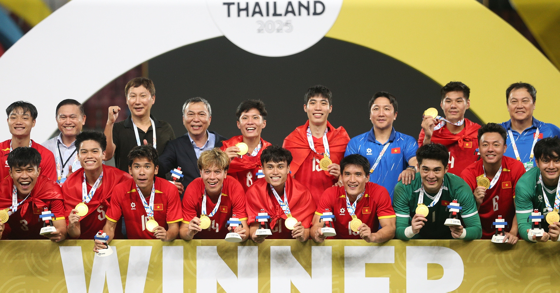 Coach Kim Sang Sik rallies the fans for a triumphant 2026