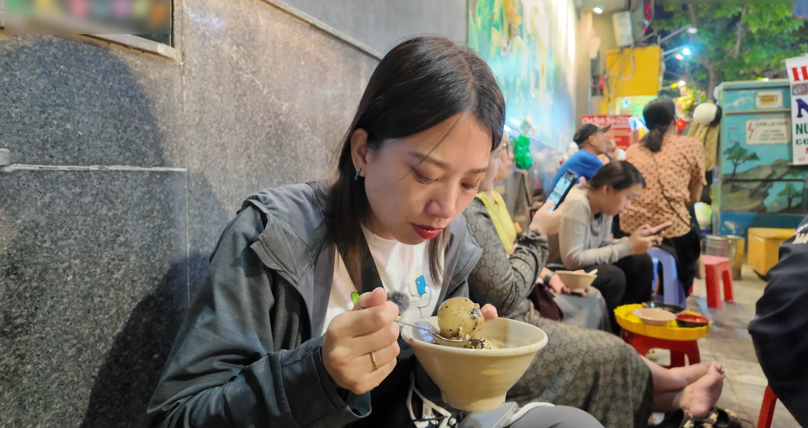 Hanoi’s $1 street dessert delights Japanese travelers