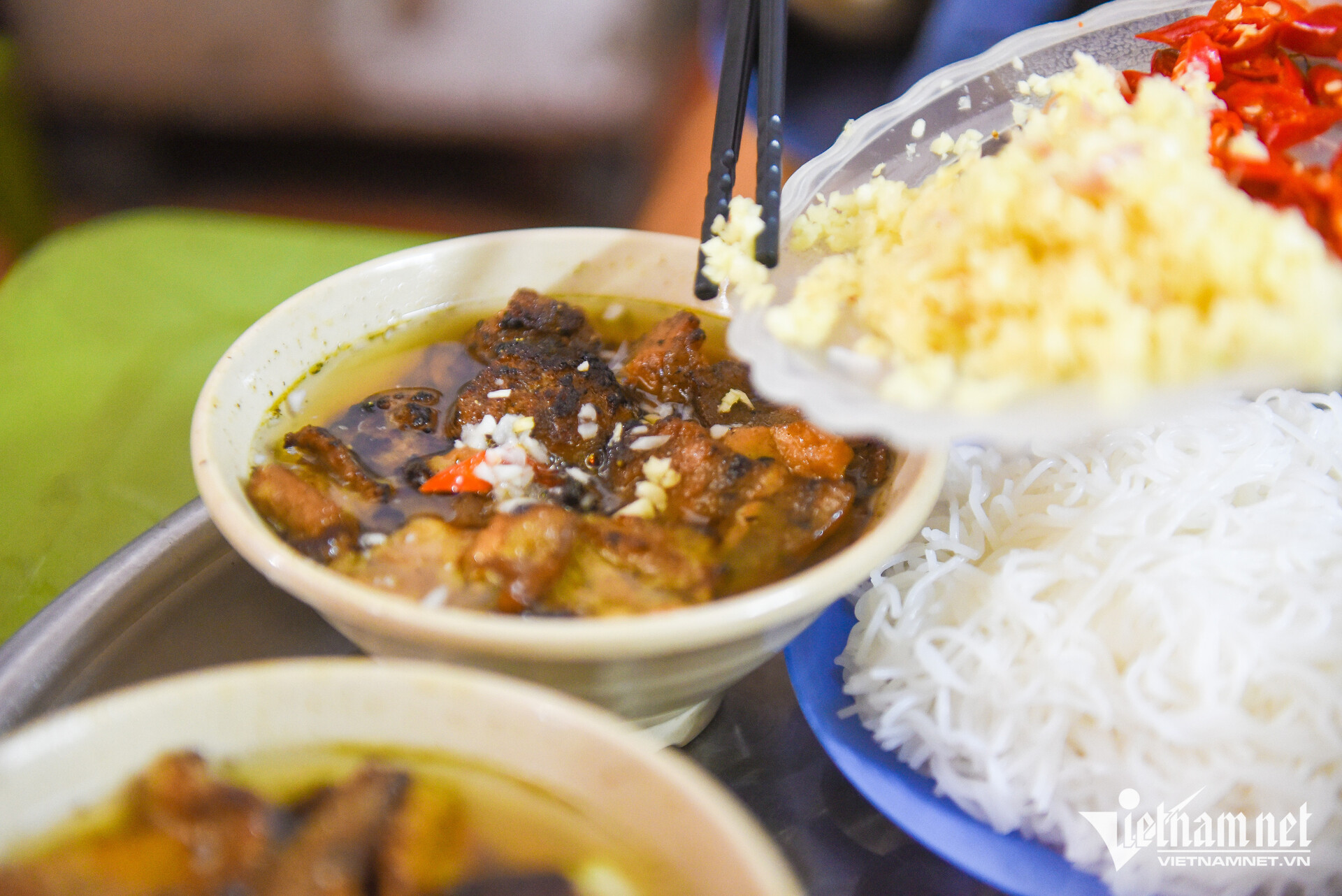 Quán bún chả núp trong ngõ nhưng rất đông khách