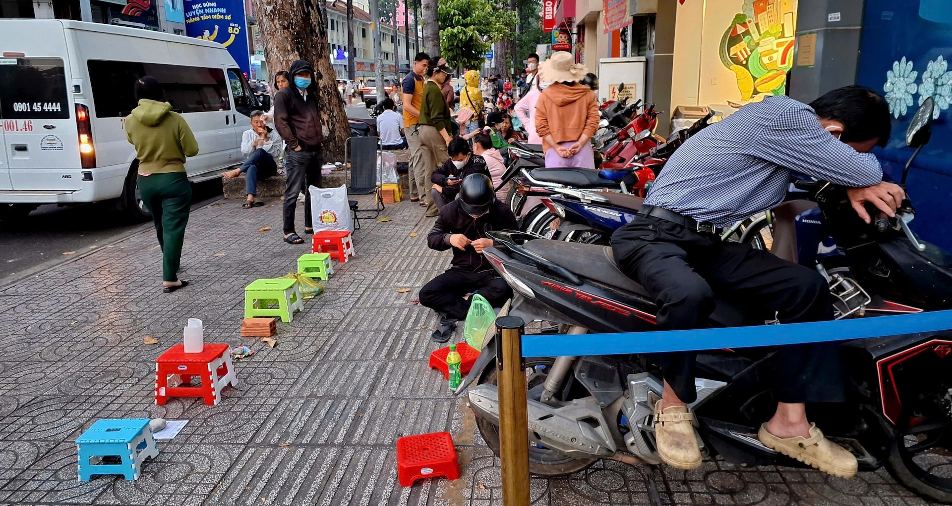 Gold fever grips HCM City as prices skyrocket, but risk looms large