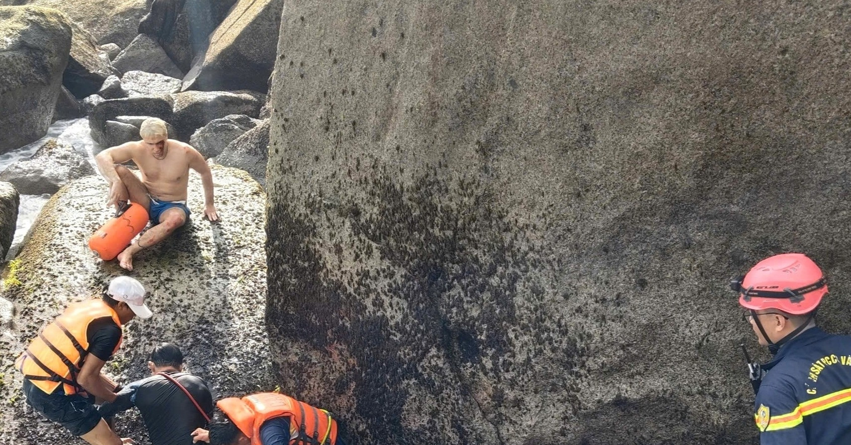 Rescue teams save two foreign tourists trapped on rock reef in Dak Lak