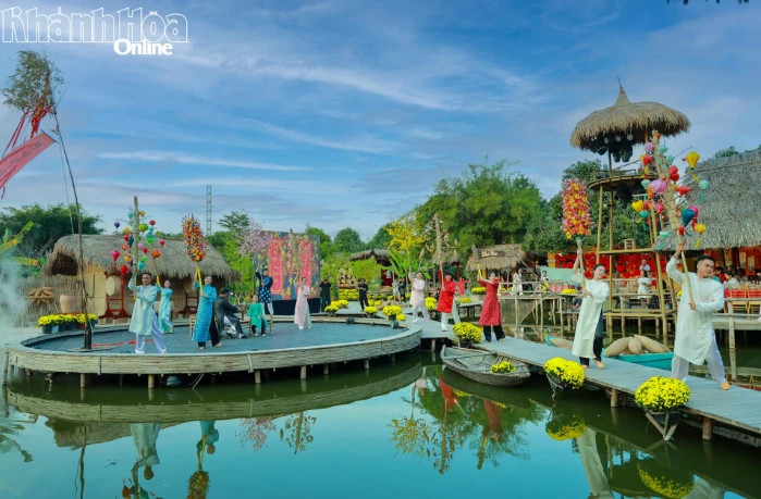 Nha Trang captivates visitors with traditional Tet atmosphere