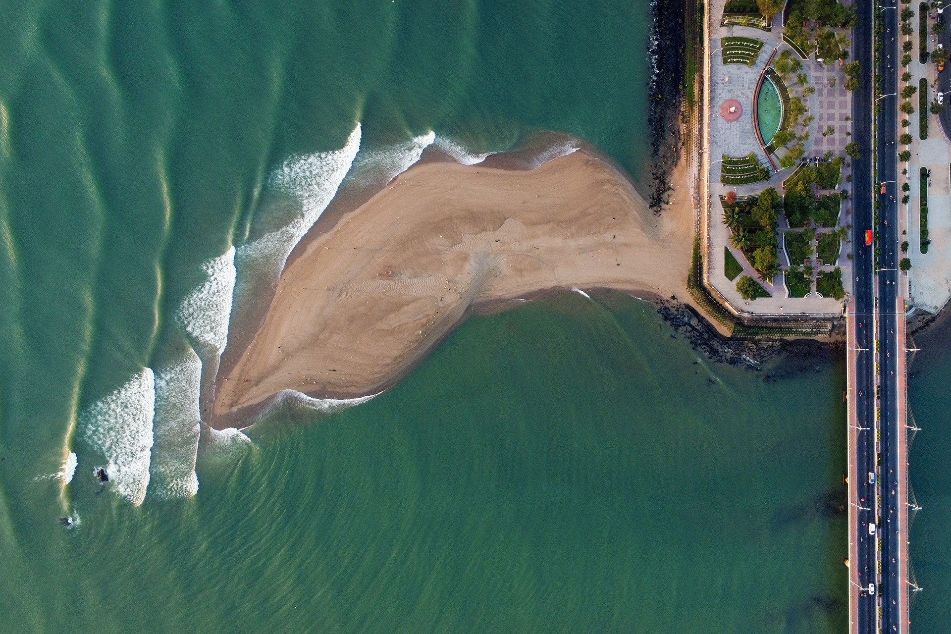 Rare dolphin-shaped sandbar appears off Nha Trang coast