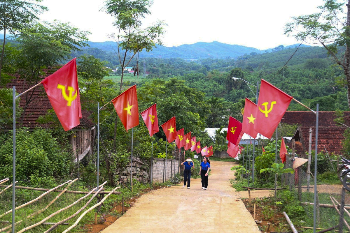 13th Party Congress: sustainable poverty reduction with people at the center