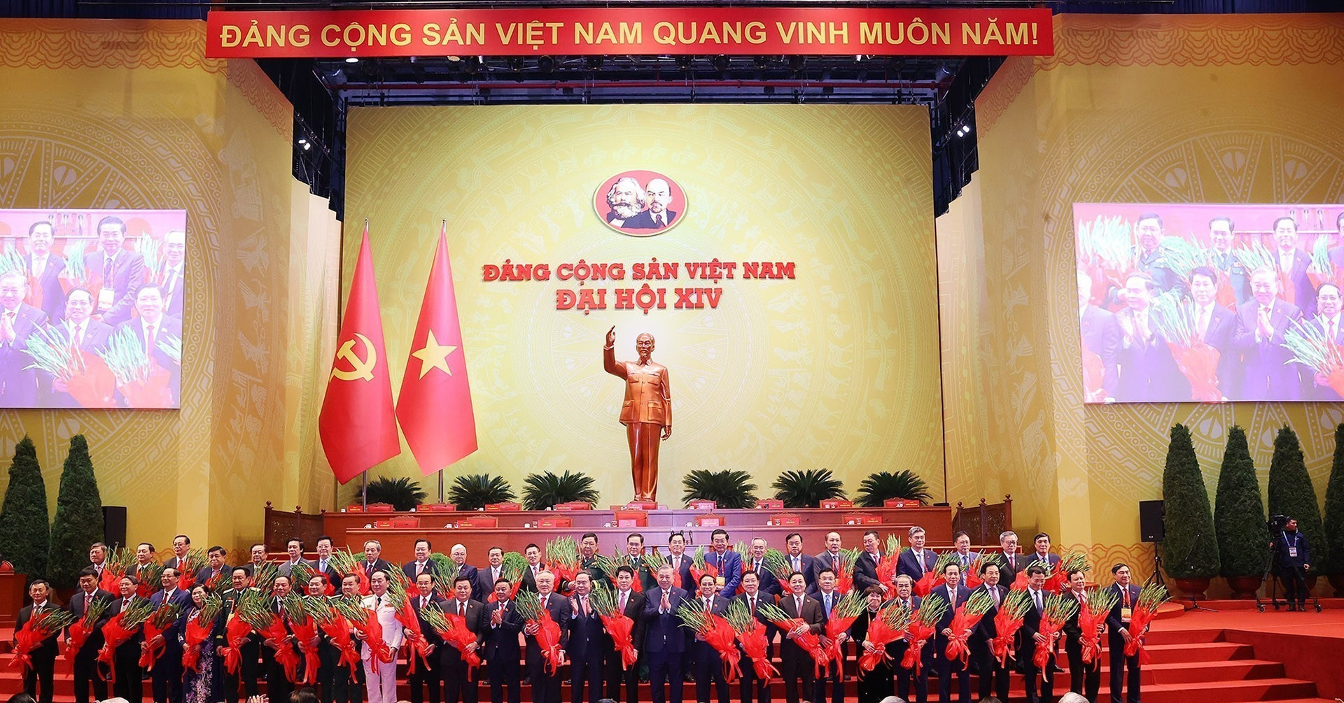 Party Congress honors 50 outgoing Central Committee members