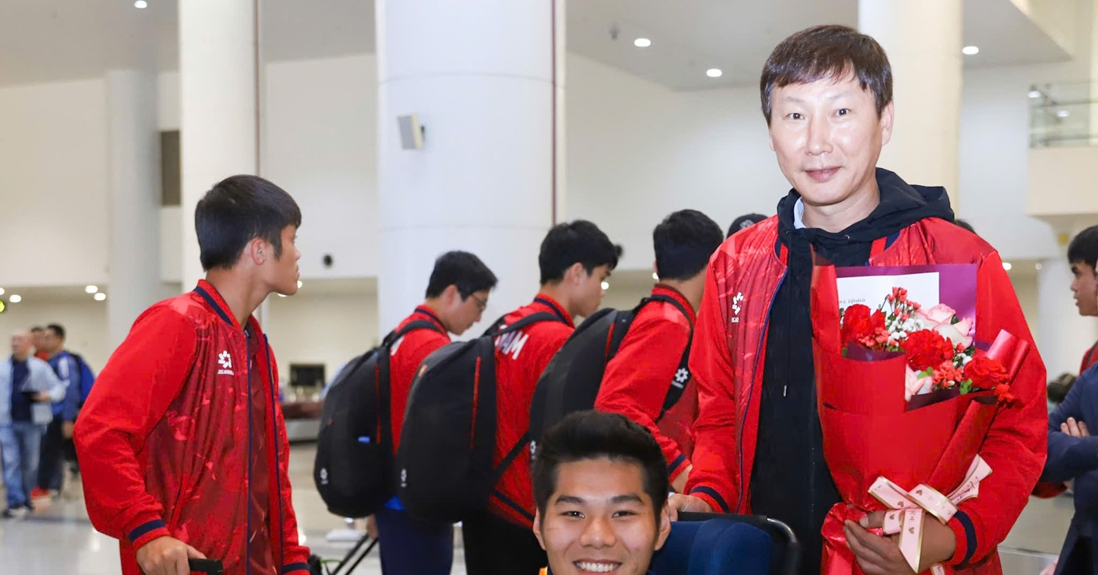 Coach Kim Sang Sik’s quiet gesture moves fans as U23 Vietnam returns home