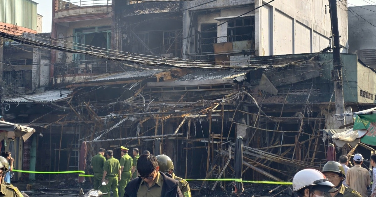 Fire rips through residential area in Ho Chi Minh City, homes destroyed