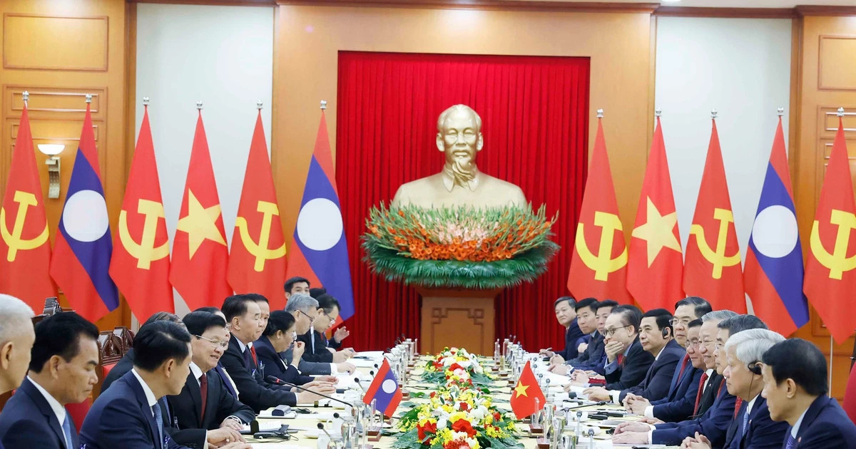 Top Vietnamese, Lao leaders hold talks in Hanoi