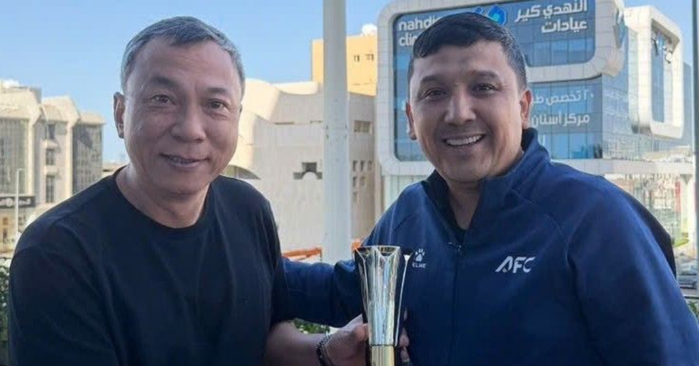 VFF President brings home historic trophy for striker Dinh Bac