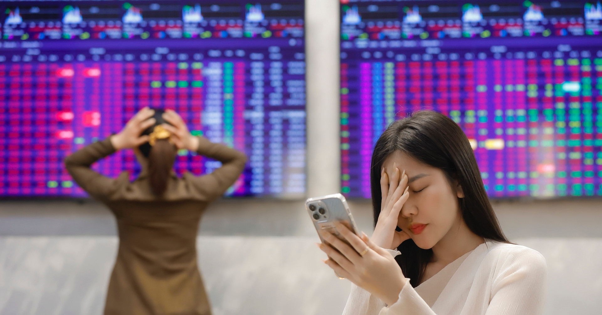 Vietnam's billionaires see sharp losses as VN-Index retreats from 1,900 peak