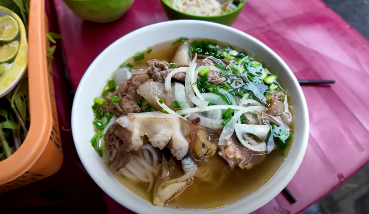 khach Tay thu mon pho o TPHCM 1.png