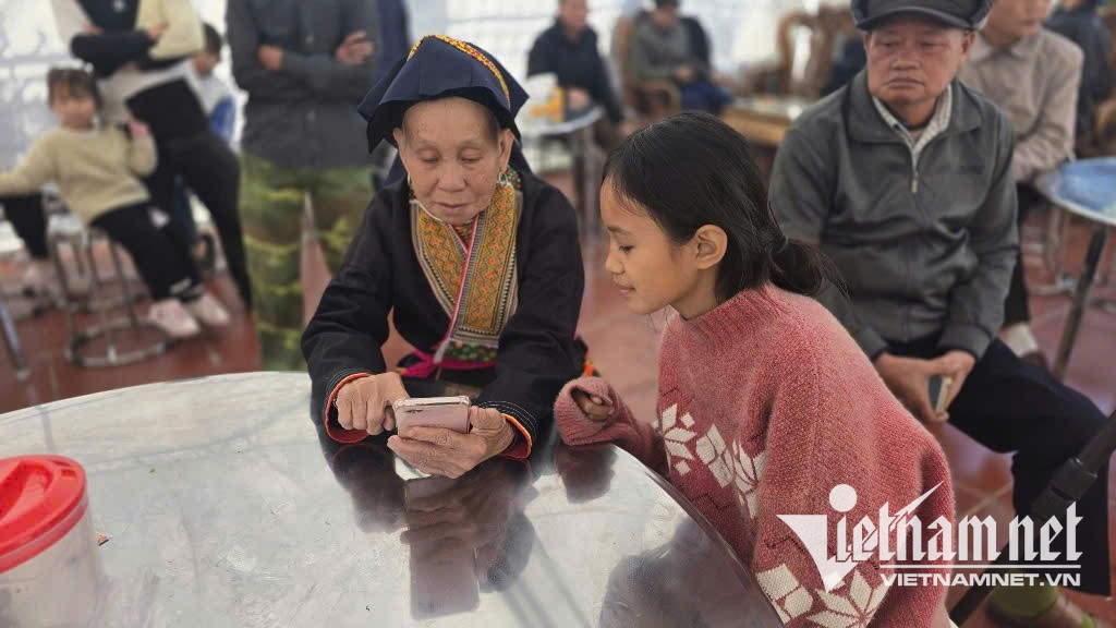 W-Người già, người trẻ cùng xúm lại chia sẻ những bức ảnh kỷ niệm.jpg