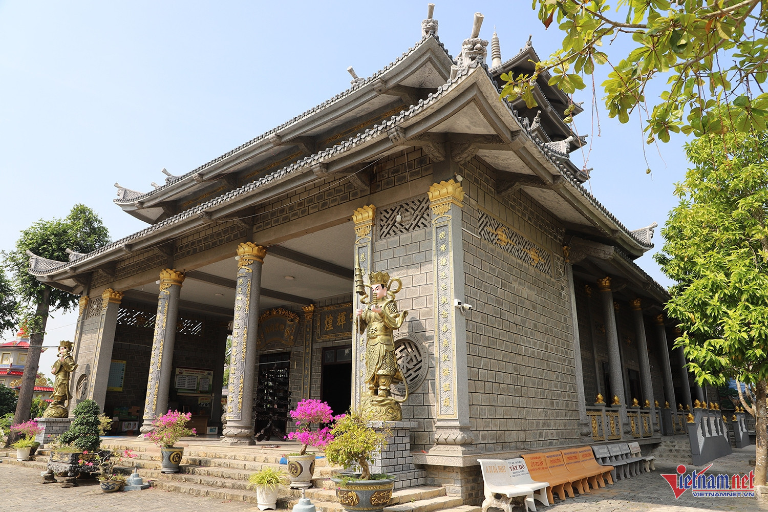 vietnam temple1.jpg