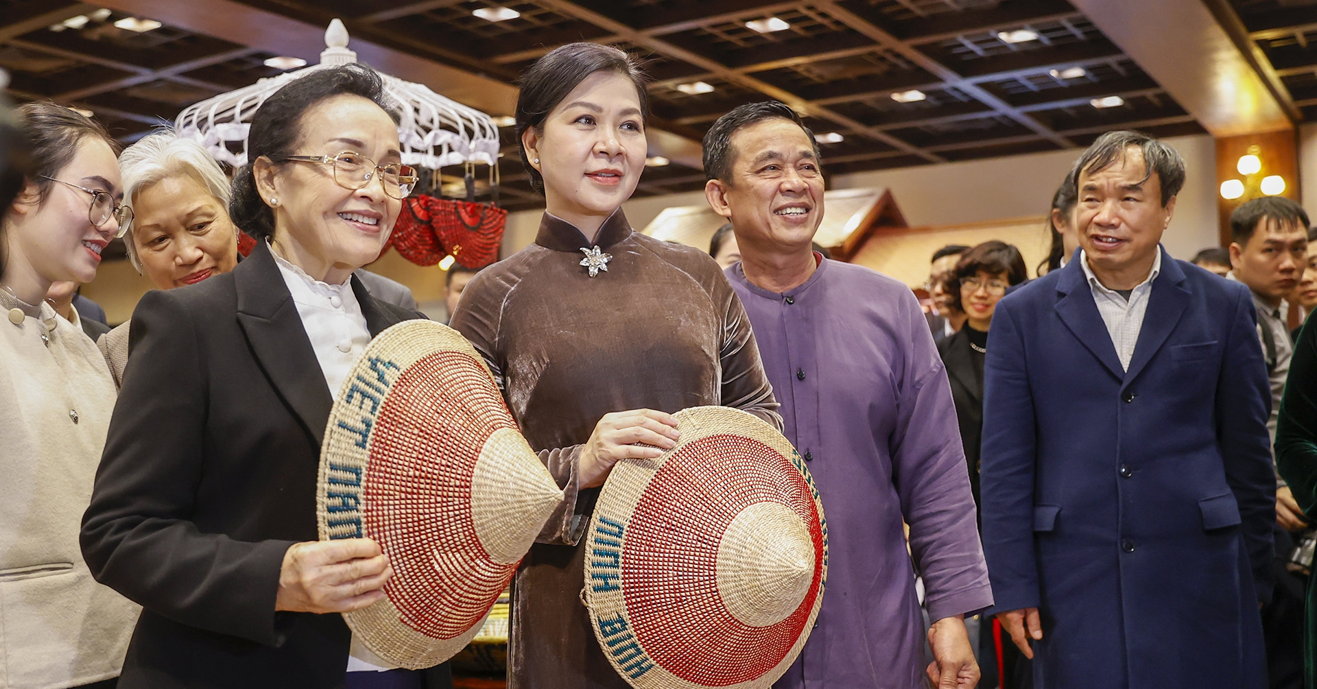 Spouses of VN & Laos leaders pay tribute to historic friendship in Ninh Binh