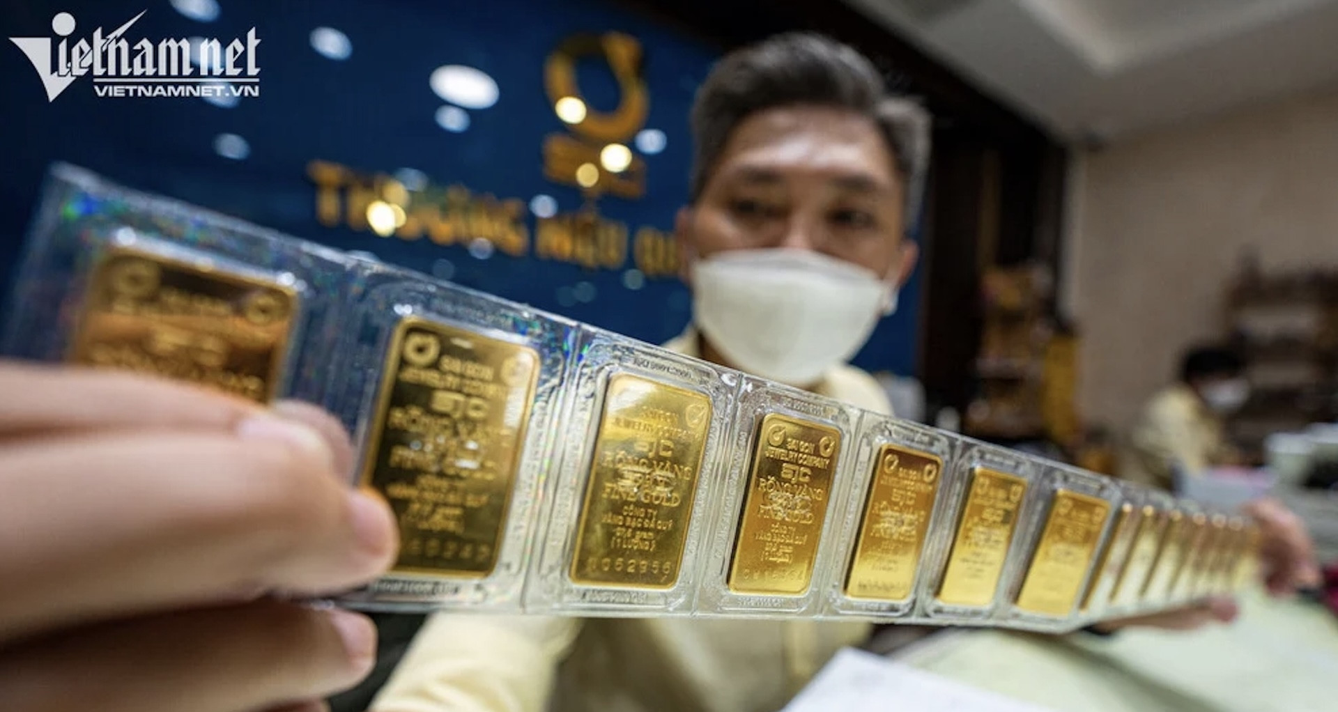 Gold rush grips Vietnam as prices soar past $7,700 a tael