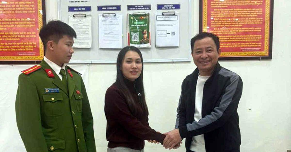 Hanoi woman returns over $80,000 mistakenly wired to her bank account