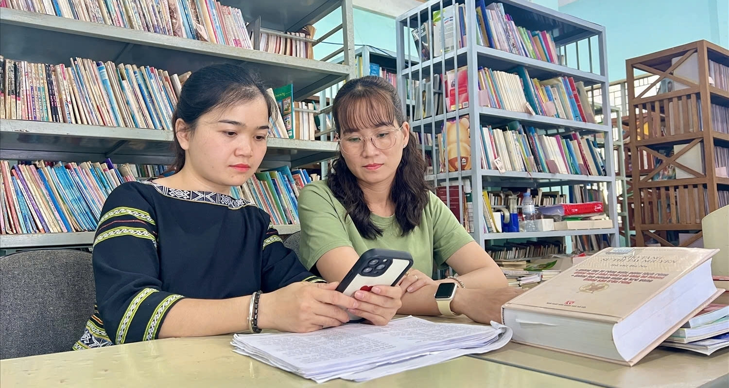 Ba Na woman preserves ethnic identity through a 6,000-word digital dictionary