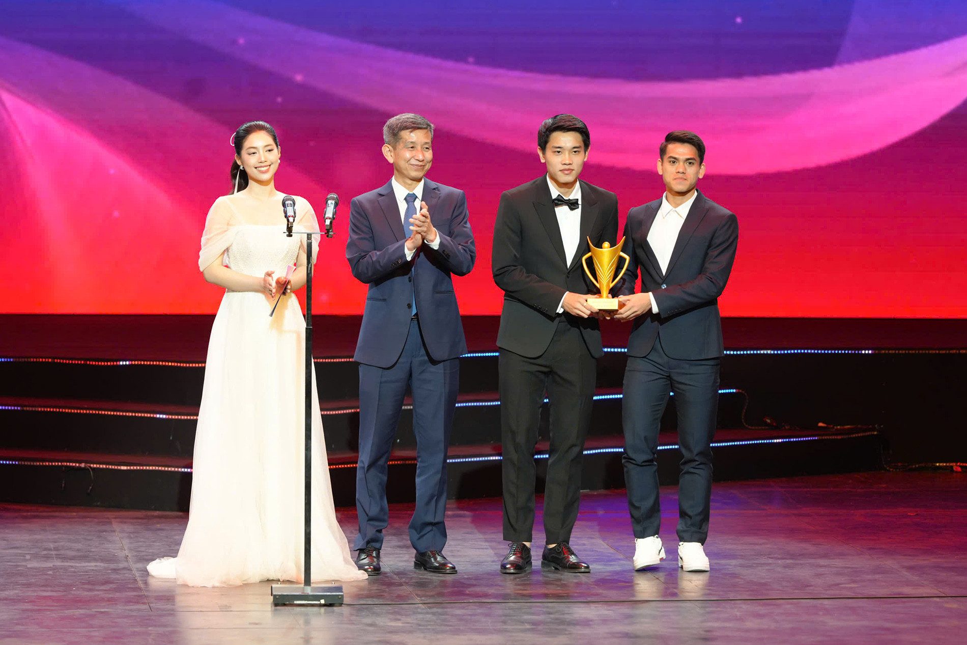 dinh bac cup chien thang 2734.jpg