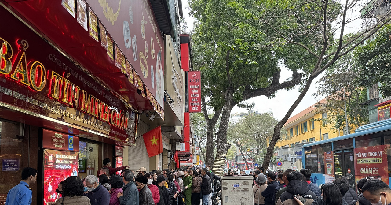 Gold fever at dawn: Hanoi buyers line up from 3AM despite sharp price drops