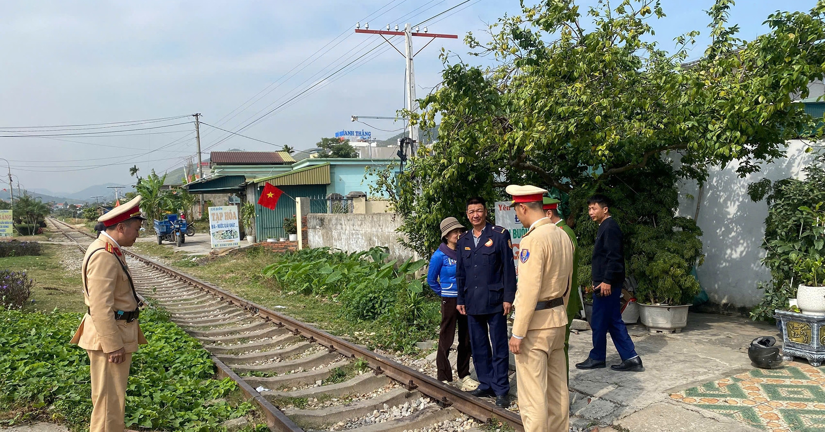 Family fined for cooking on railway tracks and posting TikTok in Quang Ninh