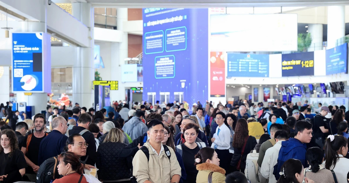 Noi Bai airport hits record int'l arrivals on final day of New Year holiday