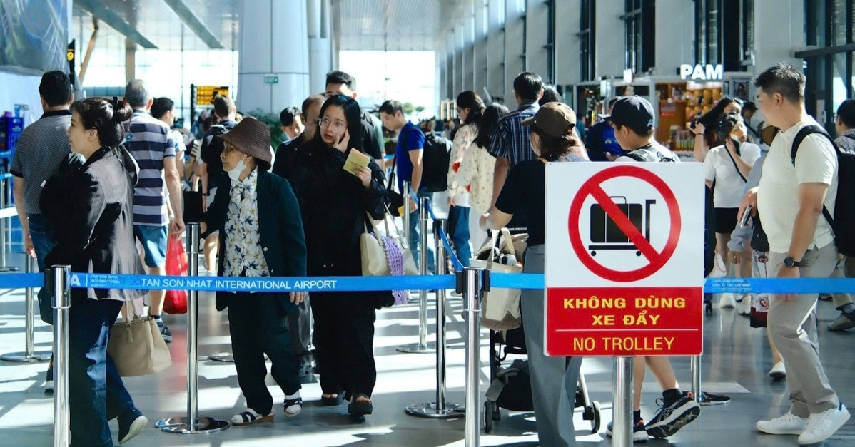 Tan Son Nhat Airport sees record 140,000 passengers at end of New Year holiday