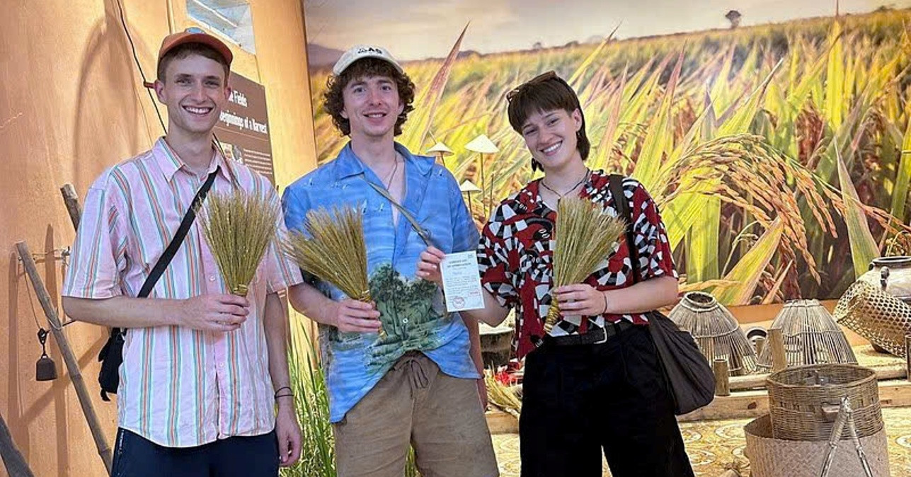 Tourists enjoy rice milling and broom making in rural Ninh Binh