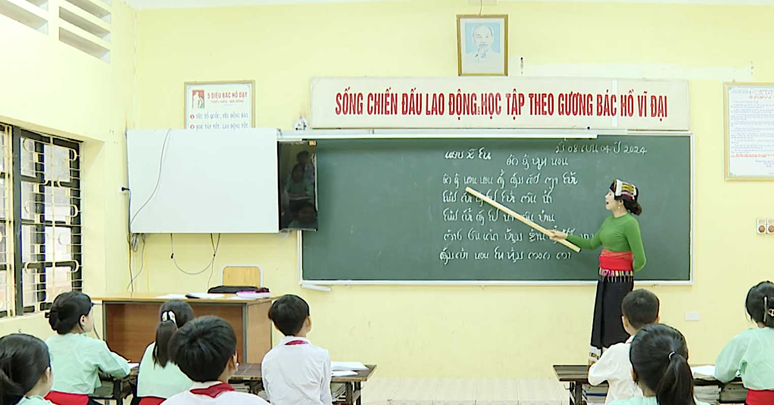 Vietnam makes steady strides in eradicating illiteracy among ethnic minorities