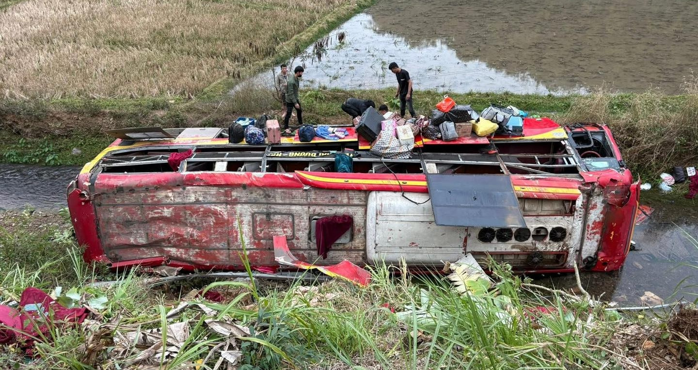 Passenger bus overturns in Son La, 11 injured in early morning crash