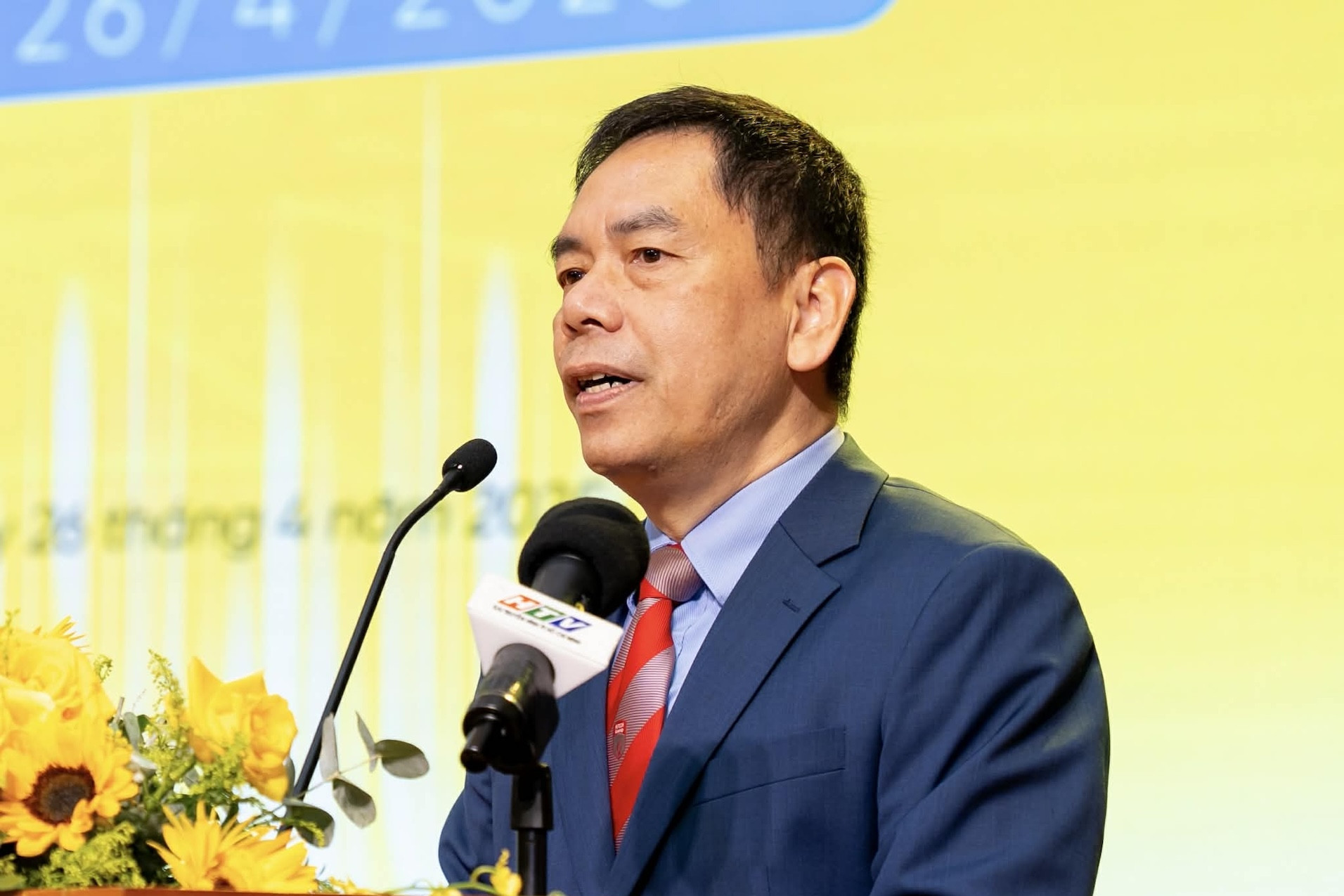 How many vice rectors should universities have?