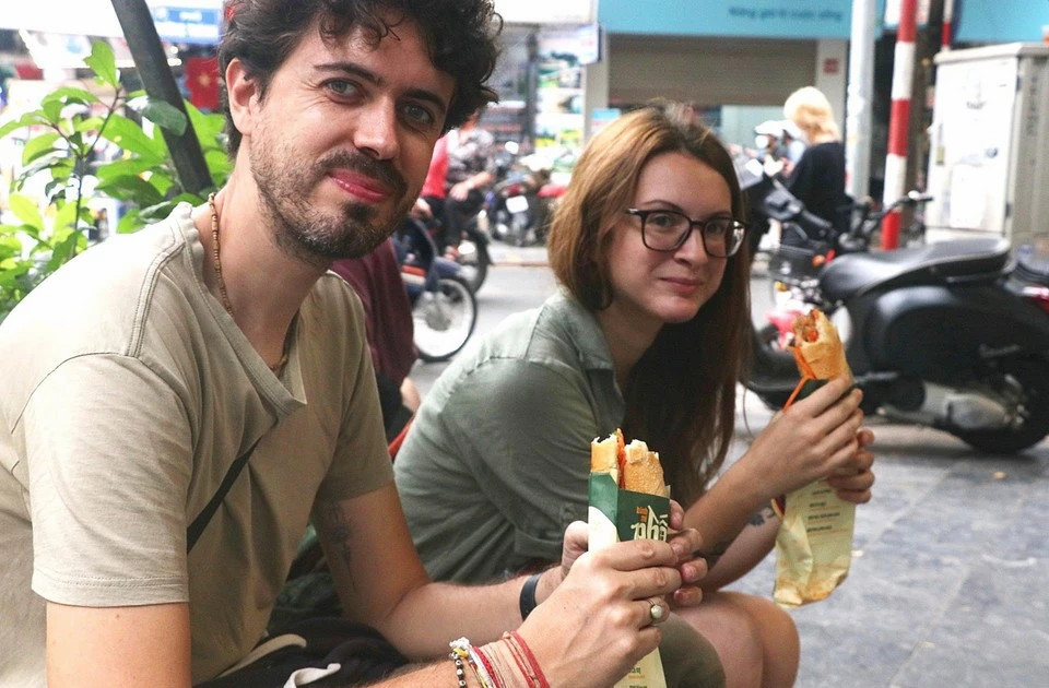 Foreign visitors captivated by Hanoi’s street food culture