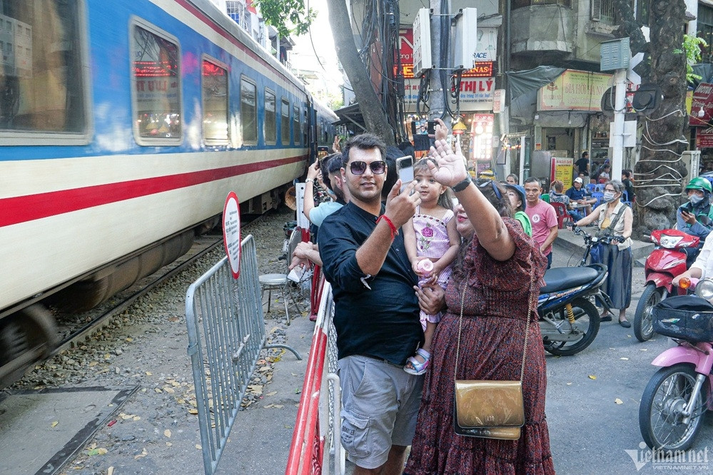 Hanoi proposes halting trains through the city’s famous 'railway café street'