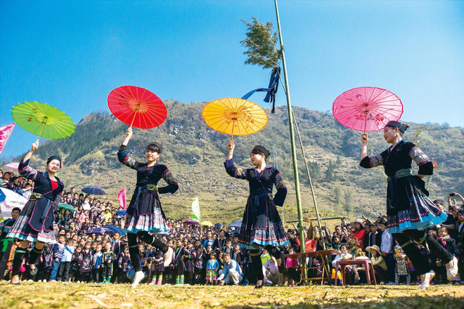 A traditional dance performance of the Mong people at the Gau Tao festival in Sa Pa. (Photo: VNA)