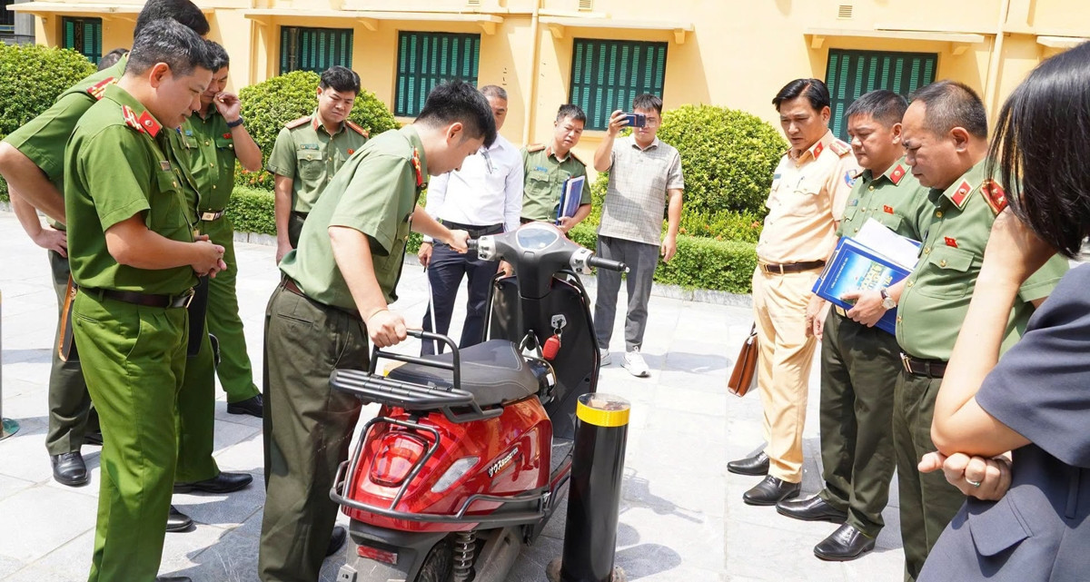 Hanoi may replace manual barriers with automatic bollards at Hoan Kiem Lake